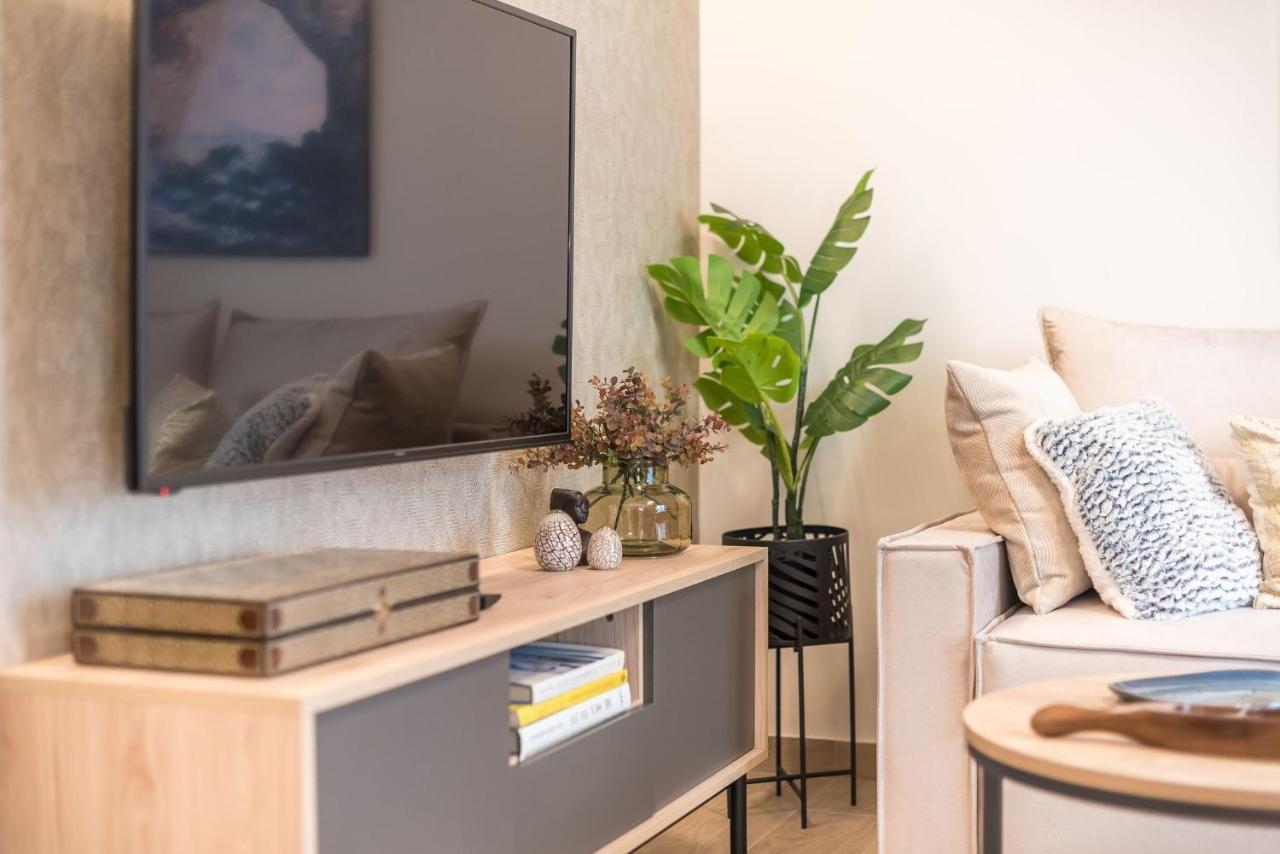 Beautiful & Renovated Aprtm In Piraeus Exterior photo